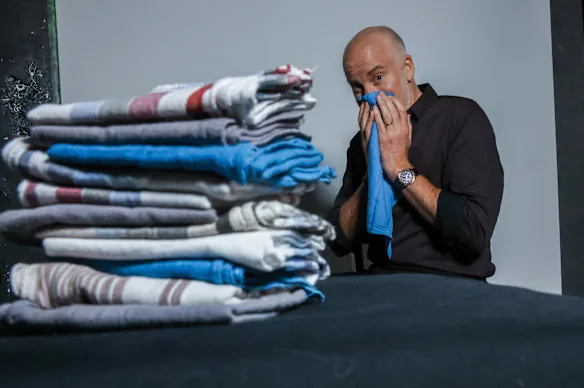 Michael Bachelard avec sa collection de mouchoirs.