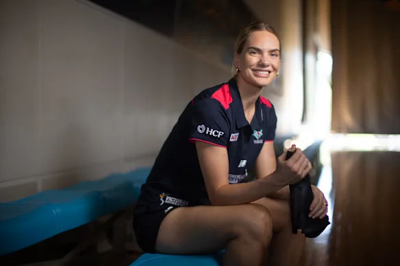 La star des Melbourne Vixens, Kiera, a co-conçu des vêtements de sport d'époque pour les jeunes joueurs 