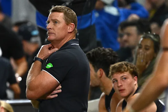 Pas encore : l'entraîneur des Blues Michael Voss regarde son équipe se faire à nouveau déborder, cette fois par North Melbourne le Vendredi Saint.