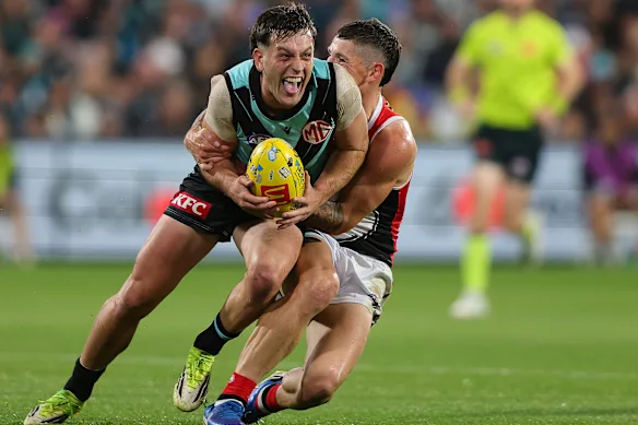 A reçu une amende : la star de Port Adelaide, Zak Butters, a été abasourdie lorsque l'arbitre a payé une pénalité de 50 mètres contre lui dimanche. L'incident a déclenché un tollé. 