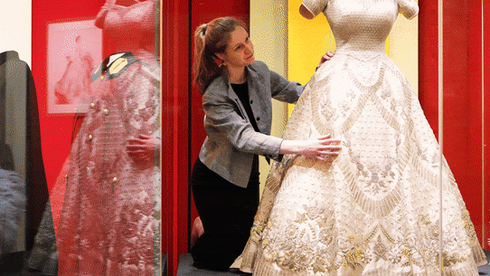 Une nouvelle exposition à Londres retrace la mode et le style de la défunte reine tout au long de sa vie et de son règne.