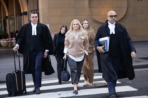 Rebel Wilson arrive lundi à la Cour fédérale de Sydney avec les avocats Tim Senior (à gauche) et Dauid Sibtain, SC (à droite).