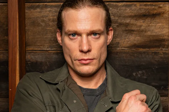 Sam Reid espère que son retour sur scène l'aidera à se développer en tant qu'acteur. 