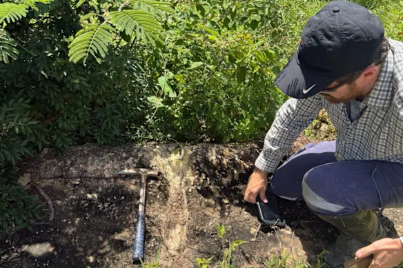 Affleurements de pegmatites contenant du lithium dans le projet de lithium de Solis Minerals Brésil dans le Minais Gerais.