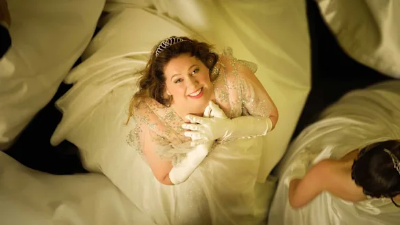 Natalie Abbott dans La Déb.