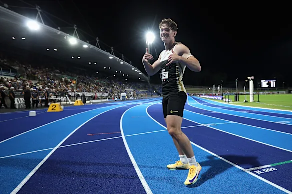 Lachie Kennedy célèbre après avoir réalisé son record personnel au 100 m et franchi la barre des 10 secondes.