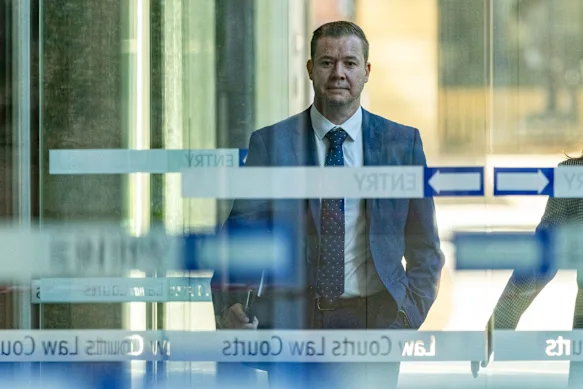 Barry O'Leary arrive à la Cour fédérale de Sydney pour être contre-interrogé par le haut responsable de l'ACCC.