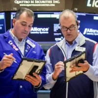 Wall Street monte, le pétrole recule, l&rsquo;ASX est sur le point de bondir ; Meta dégringole ; Le dollar australien bondit