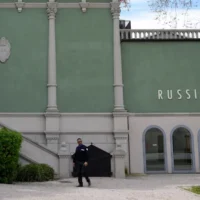 Le jury de la Biennale de Venise démissionne en raison d&rsquo;une dispute sur l&rsquo;entrée russe