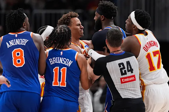 Les durs : la star australienne Dyson Daniels et le centre des New York Knicks Mitchell Robinson se rapprochent lors du sixième match de leur série éliminatoire. Les deux hommes ont été expulsés.