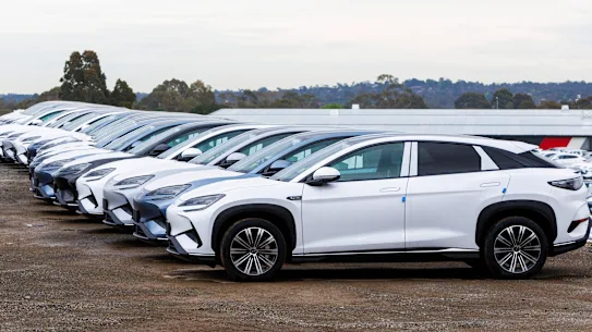 Véhicules électriques récemment importés garés dans une cour de stockage à Kilsyth, dans l'est de Melbourne.
