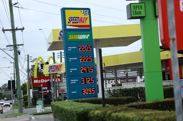 Il arrive un moment où l'absence de demande d'essence rend l'entretien de l'abondance actuelle de parcs trop coûteux. Les stations-service pourraient un jour devenir aussi rares que les bornes de recharge pour véhicules électriques d’aujourd’hui.