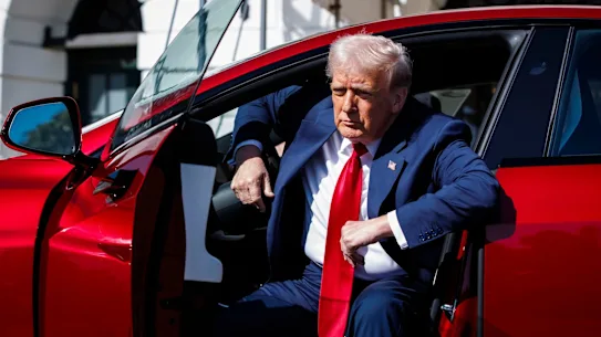 Donald Trump dans l'une des Tesla d'Elon Musk à la Maison Blanche mardi.