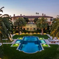 Un manoir de Los Angeles de 562 millions de dollars construit pour une famille royale vient d&rsquo;arriver sur le marché