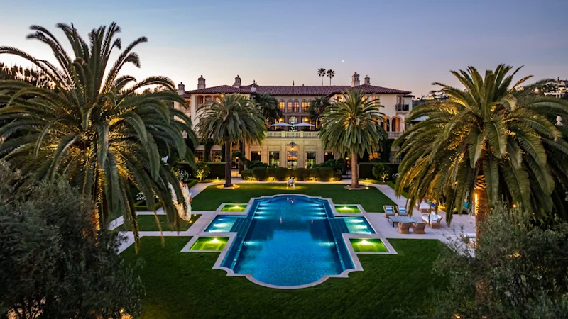 Un manoir de Los Angeles de 562 millions de dollars construit pour une famille royale vient d'arriver sur le marché