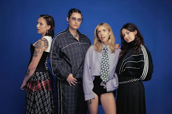 Groupe de rock australien Teen Jesus and the Jean Teasers : (de gauche à droite) Scarlett McKahey, Anna Ryan, Jaida Stephenson et Neve van Boxsel.