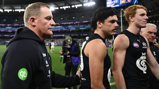Voss et Hollands (au centre) quittent le MCG après la défaite contre Collingwood le 16 avril.