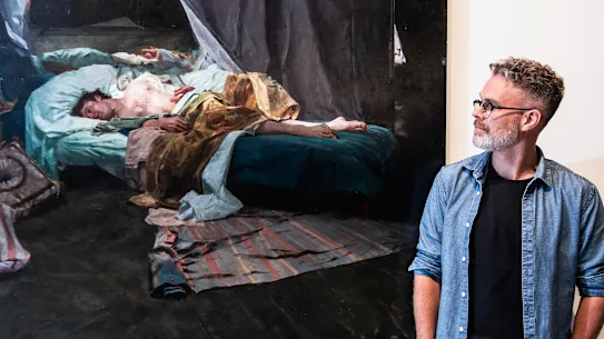 Artiste lauréat du Archibald Packing Room Prize 2026, Sean Layh, avec son œuvre, un portrait en performance de l'acteur Jacob Collins dans le rôle de Hamlet.