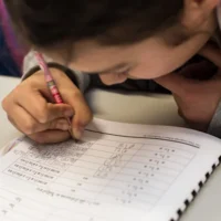 Le gouvernement investit dans les écoles communautaires pour permettre un meilleur engagement dans notre région