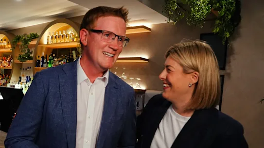 La chef de l'opposition Jess Wilson avec le candidat de Nepean Anthony Marsh.