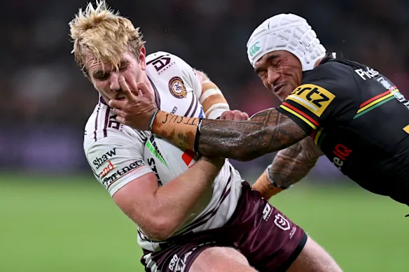 L'ailier des Panthers Brian To'o enfonce ses griffes dans Ben Trbojevic de Manly.