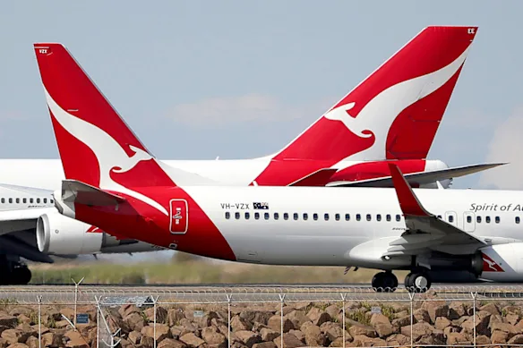 À la mi-avril, Qantas a signalé jusqu'à 800 millions de dollars de coûts de carburant supplémentaires au second semestre 2026, des réductions des liaisons intérieures et une réduction des dépenses d'investissement.