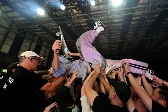 TISM surfer sur le public à PICA.