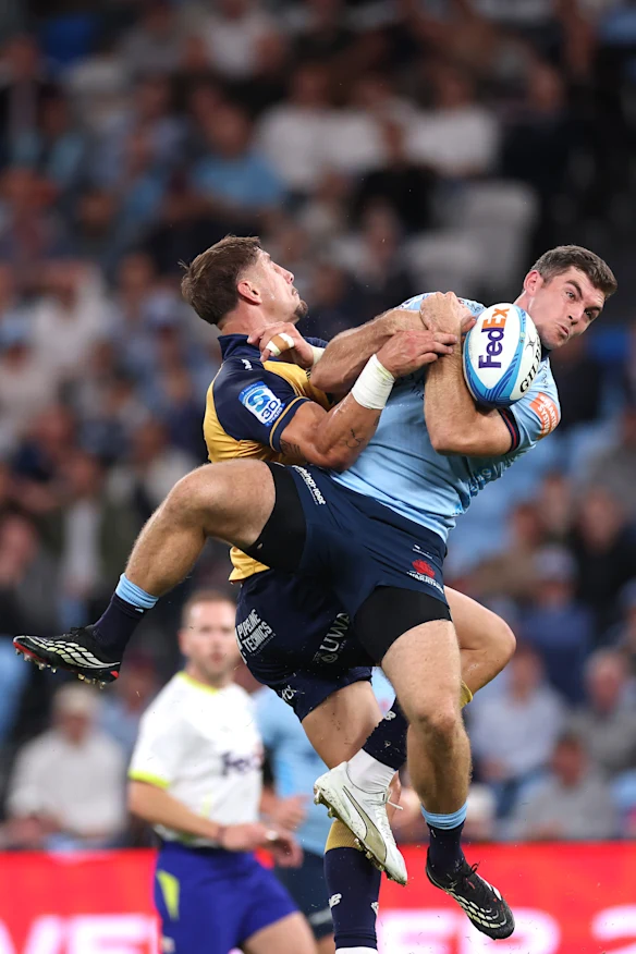 Lawson Creighton des Waratahs a fait un excellent travail en annulant l'impact de Zac Lomax dans les airs.