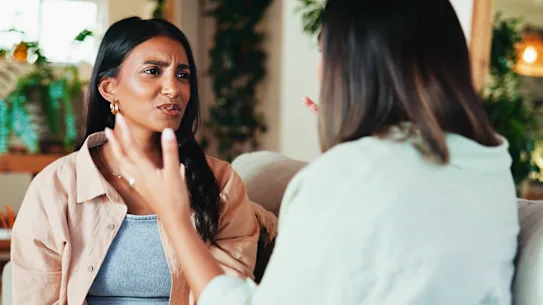 Faire face à des personnes négatives peut nécessiter une écoute attentive, même si vous souhaitez les faire taire.