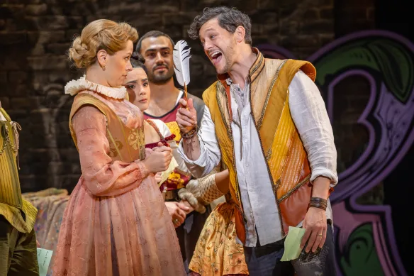 Amy Lehpamer dans le rôle d'Anne et Rob Mills dans le rôle de William Shakespeare dans & Juliet.