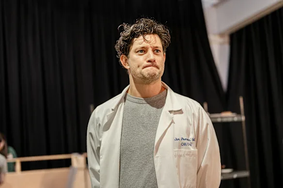 Rob Mills dit que la comédie musicale Waitress est maintenant dans un « monde post-MeToo » et que beaucoup de travail a été fait sur le scénario.