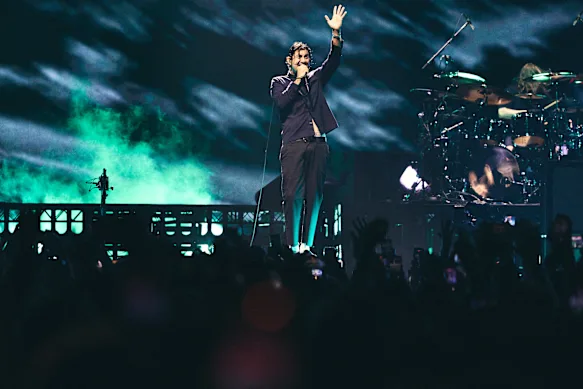 Chino Moreno est un tourbillon d’énergie perpétuelle. 