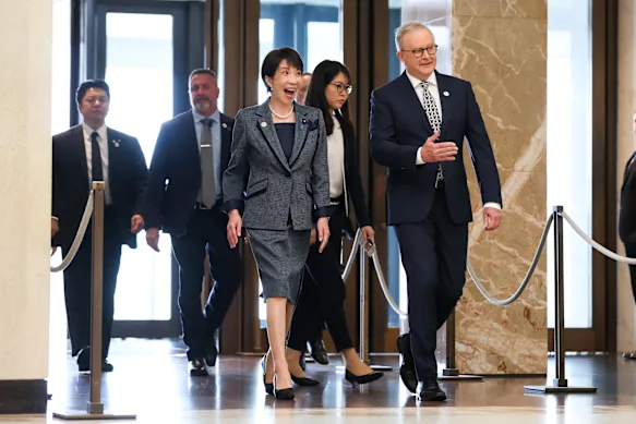 Le Premier ministre japonais Sanae Takaichi avec Anthony Albanese au Parlement lundi.