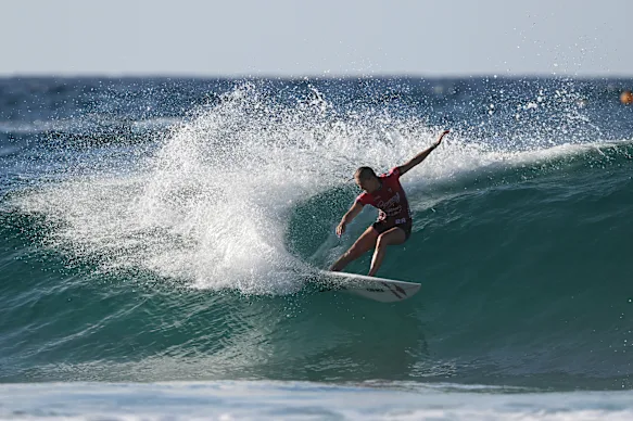 Gilmore en action à Snapper Rocks.