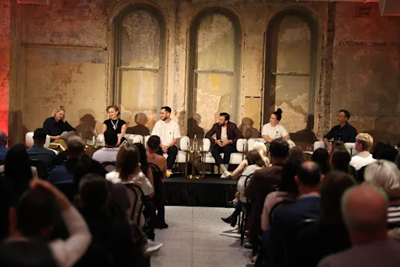 Le colloque démarre.