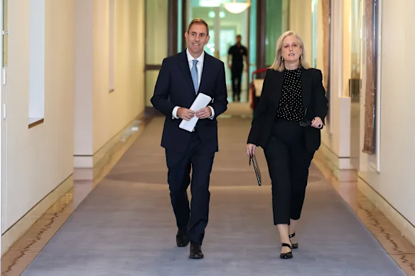 Chalmers et Gallagher arrivent pour une conférence de presse au Parlement la semaine dernière.