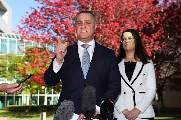 Le trésorier fantôme Tim Wilson s'adresse aux médias à Canberra.