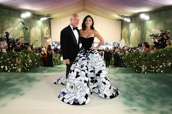 Jeff Bezos et Lauren Sanchez Bezos assistent au Met Gala 2024.