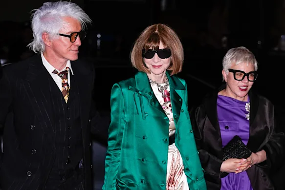 Anna Wintour (au centre) arrive à une soirée de gala pré-Met organisée par Jeff Bezos et Lauren Sanchez Bezos à New York avec Baz Luhrmann et Catherine Martin.