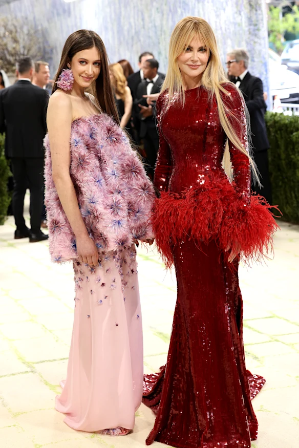 Sunday Rose Kidman Urban et Nicole Kidman arrivent au Met Gala 2026 célébrant « Costume Art ».