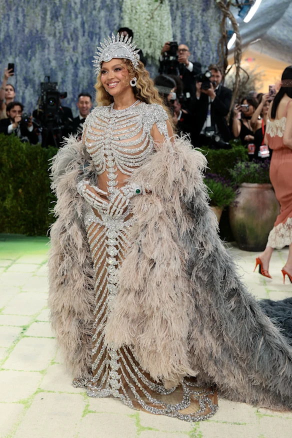 Beyoncé en Olivier Rousteing personnalisé au Met Gala.