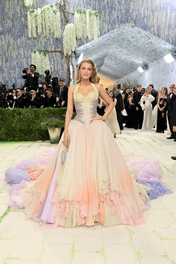 Blake Lively en Versace vintage au Met Gala.