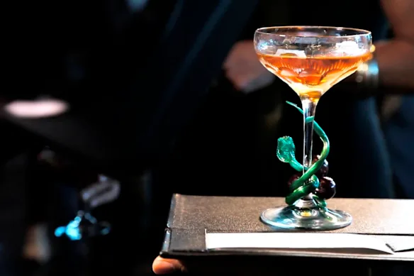 Un cocktail appelé « The Winston » servi au Club 23 du Crown Entertainment Complex. La boisson à 12 500 $ a faussement battu le record mondial Guiness du cocktail le plus cher.