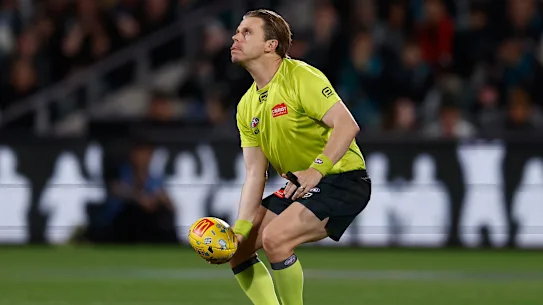L'arbitre Nick Foot en action.