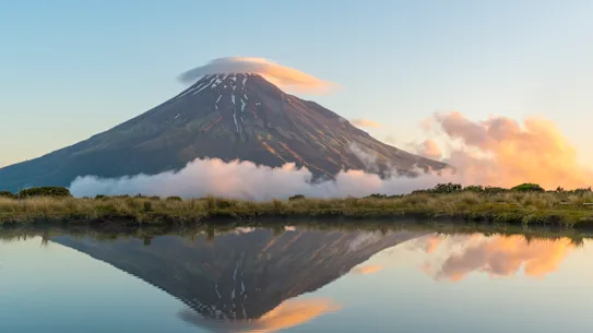 Reflet du mont Taranaki au coucher du soleil. Parc national d'Egmont, Île du Nord, Nouvelle-Zélande. 