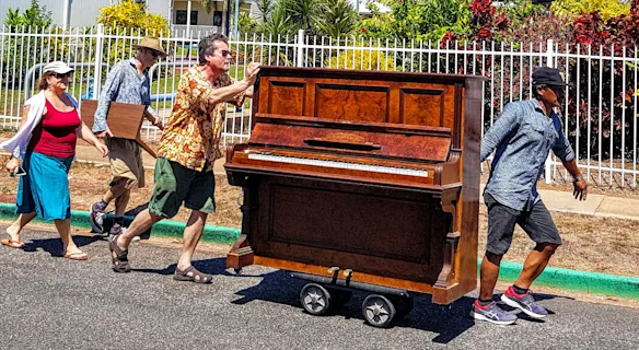 Martin Tucker, derrière le piano, au travail dans The Piano Tuner.