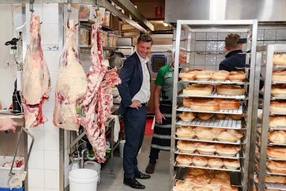 Le chef de l'opposition Angus Taylor lors d'une visite à la boucherie et boulangerie Griffith à Canberra mardi.