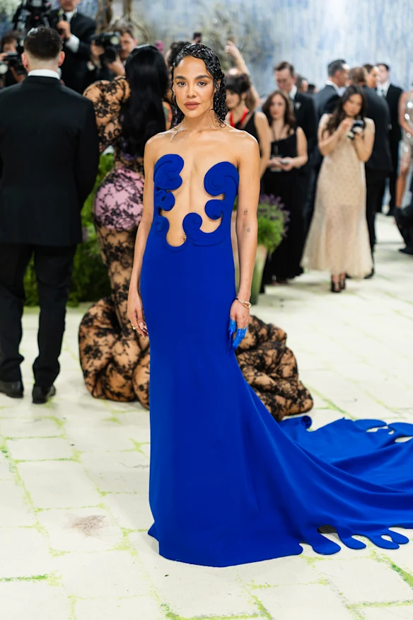 Tessa Thompson portant du Valentino personnalisé au Met Gala 2026. 