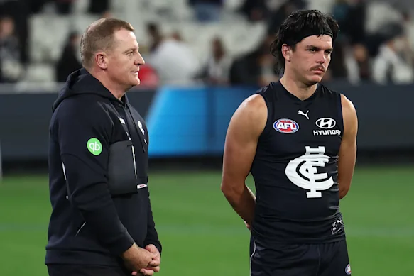 Elijah Hollands (à droite) avec l'entraîneur des Blues Michael Voss après la défaite contre Collingwood.