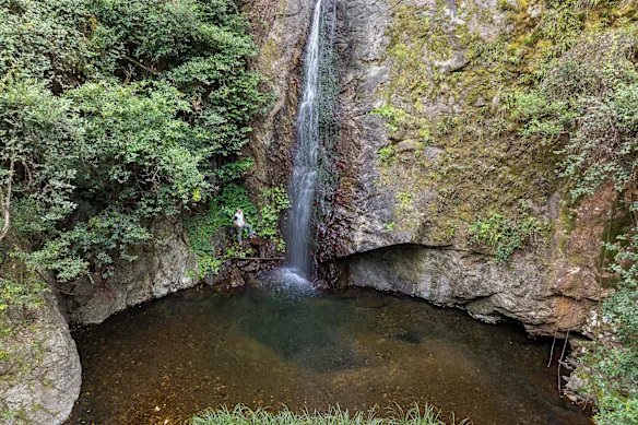 Le gestionnaire immobilier Jarrod Hunt devant une cascade sur les terres des Eaglehawk-Misty Mountains.